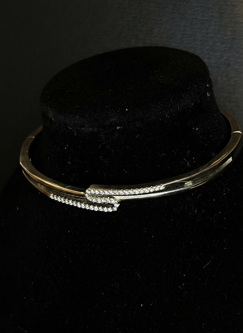 Bracelete ondulado cravejado e liso