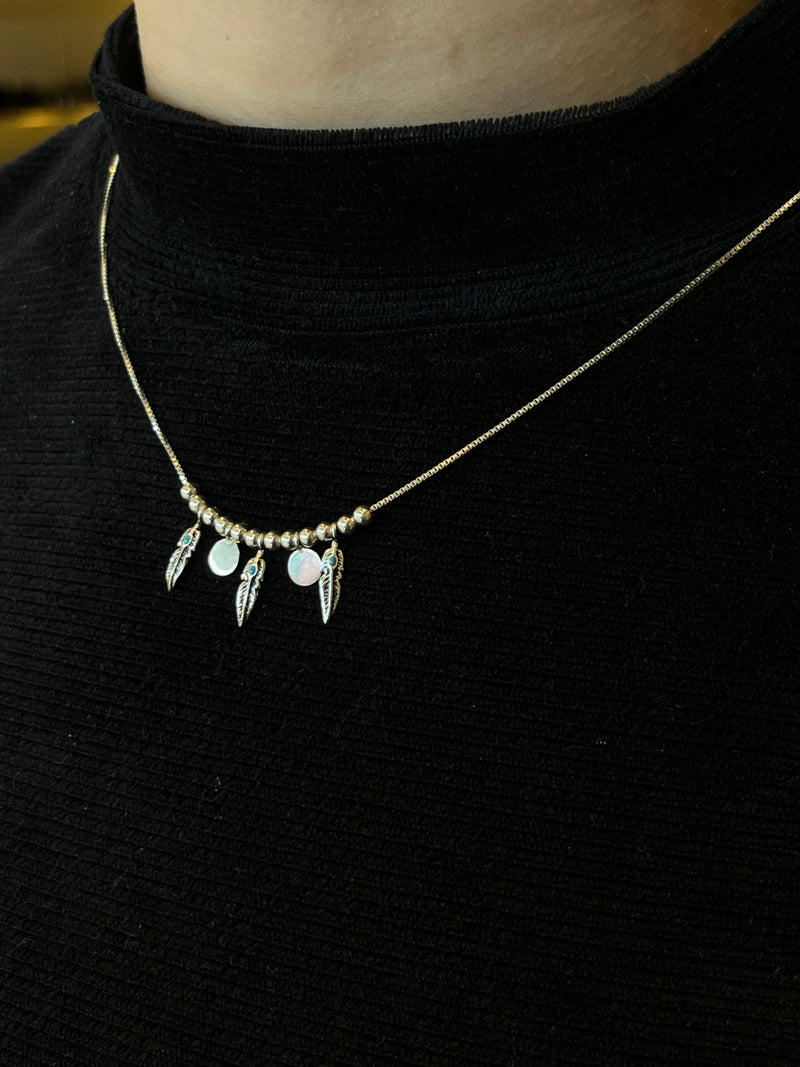 Colar três folhas finas pendentes