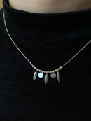 Colar três folhas finas pendentes