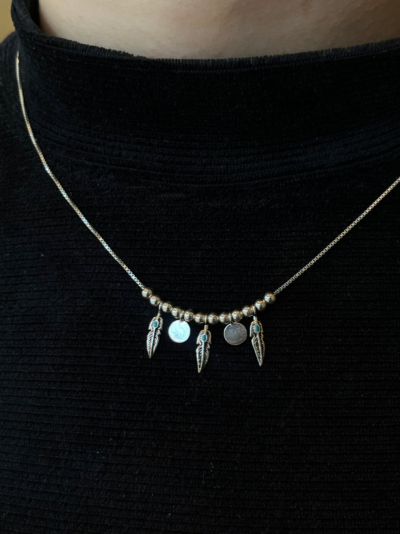 Colar três folhas finas pendentes