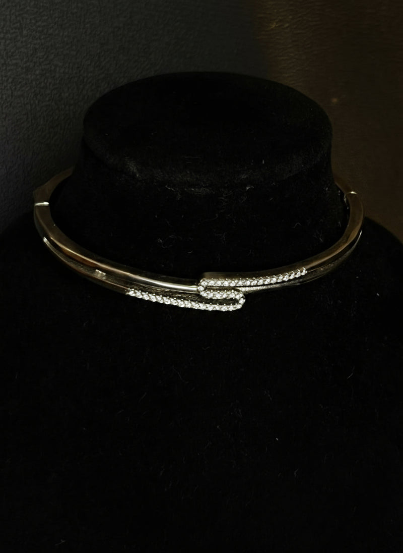 Bracelete ondulado cravejado e liso