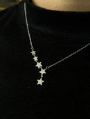 Colar cinco estrelas cravejadas penduradas