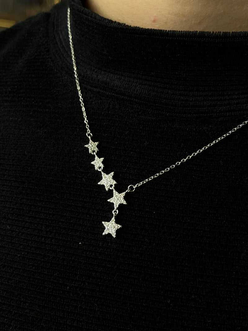 Colar cinco estrelas cravejadas penduradas