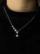 Colar cinco estrelas cravejadas penduradas