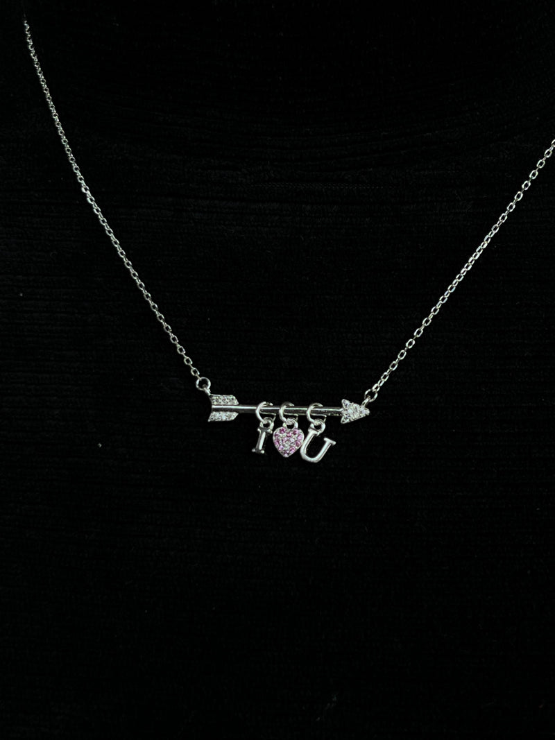 Colar flecha cravejada